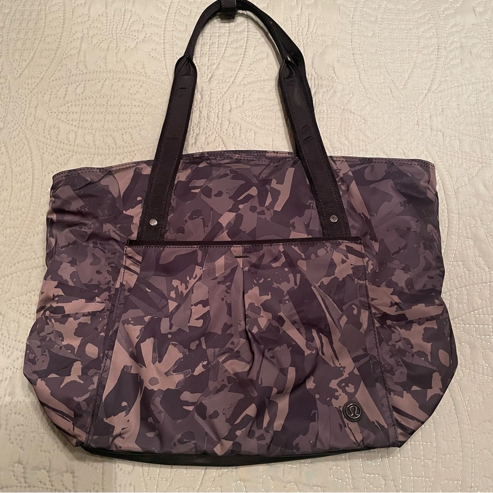Lululemon Live Free tote bag. RARE! Fatigue Green and Black Camo.